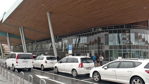 Taxis aparcados junto a una estación de autobuses. 