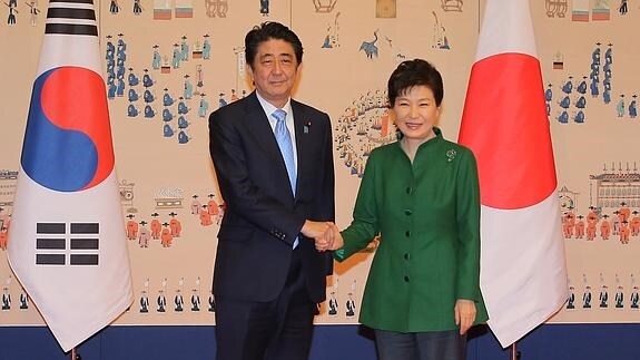 Shinzo Abe y Park Geun-Hye.