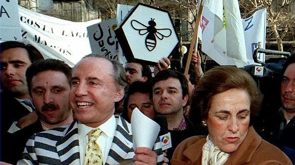 Ruiz Mateos, presidente de Rumasa, y su esposa Teresa Rivero, a su llegada a la Audiencia Nacional en 1997.