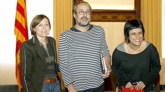 La presidenta del Parlament, Carme Forcadell (i), junto al líder de la CUP, Antonio Baños, y la diputada Anna Gabriel.