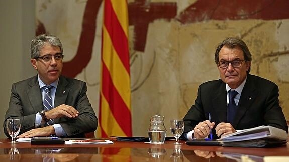 El presidente de la Generalitat en funciones, Artur Mas (d) y el conseller de la Presidencia en funciones Francesc Homs (i).