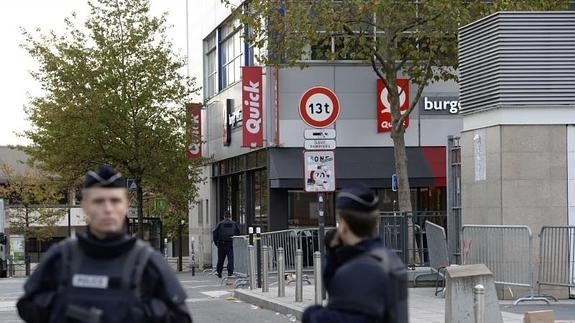 Los agentes patrullan por las calles de París. 