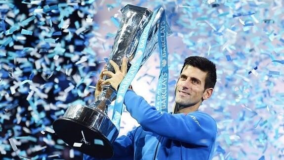 Djokovic, con el trofeo de campeón. 