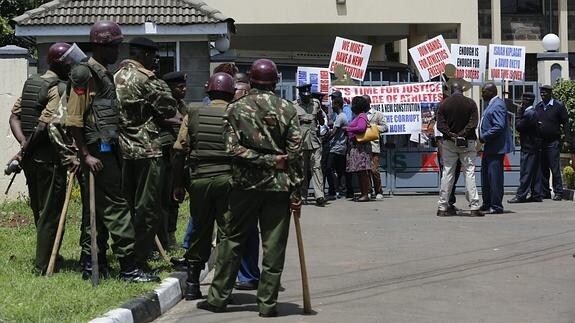 La Policía de Kenia aguarda junto a la federación de atletismo del país. 