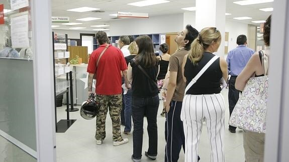 Parados en una oficina de empleo en Madrid.