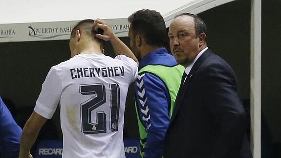 Rafael Benítez, entrenador del Real Madrid, junto al jugador Cheryshev. 