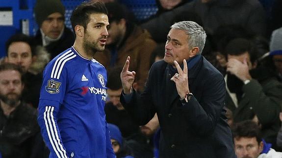 Cesc Fàbregas (i) y José Mourinho hablan en la banda en un partido con el Chelsea. 