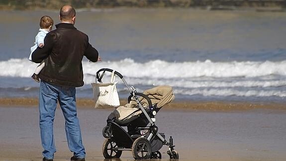 Un padre y su hijo disfrutan de un día junto al mar.