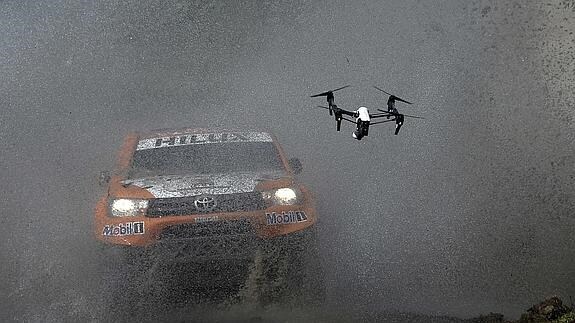 Un coche de Toyota lucha contra la lluvia. 