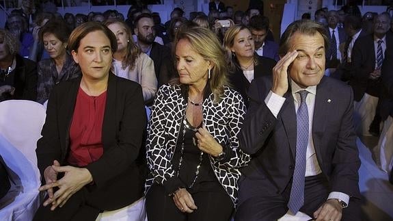 Ada Colau, junto a Artur Mas y su esposa en Barcelona.