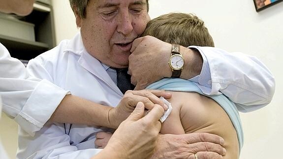 Un niño recibiendo una vacuna. 