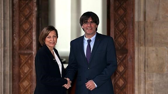 La presidenta del Parlament, Carme Forcadell, y el presidente de la Generalitat, Carles Puigdemont. 