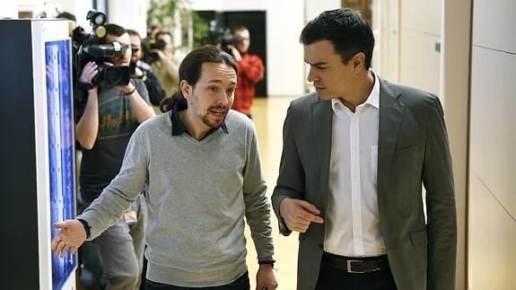 Pablo Iglesias y Pedro Sánchez, hoy, en el Congreso.