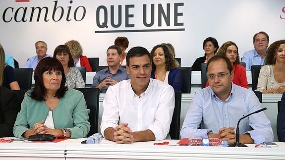 Micaela Navarro, Pedro Sánchez y César Luena.