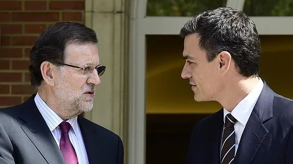 Mariano Rajoy (d) y Pedro Sánchez (i).