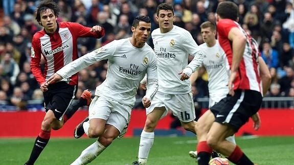 Cristiano Ronaldo (c), ante el Athletic. 