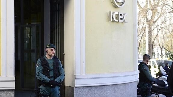 Agentes, a las puertas de la sucursal del ICBC en Madrid.