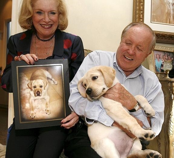 Nina y Edgar Otto posan con su labrador, clonado a partir del ADN congelado de su anterior perro.