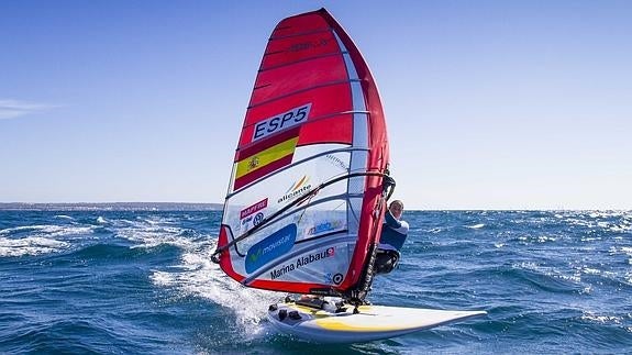 Marina Alabau en una regata. 