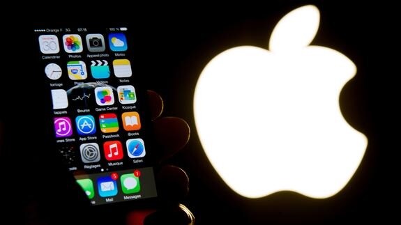 Imagen de un iPhone junto al logotipo de Apple. 
