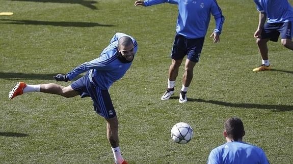 Pepe cabecea un balón en un entrenamiento. 