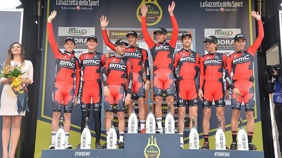 Los ciclistas del BMC celebran su triunfo. 