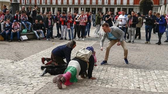 Las mendigas humilladas por la afición del PSV. 