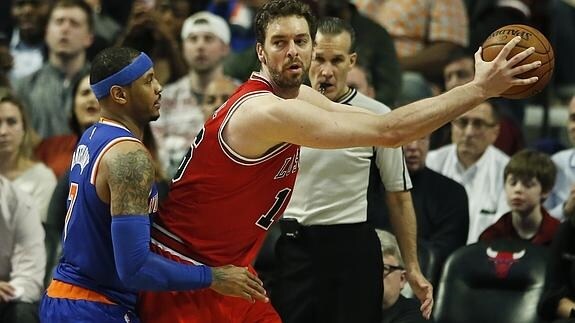 Pau Gasol (d) de los Bulls disputa el balón con Carmelo Anthony (i) de Knicks.