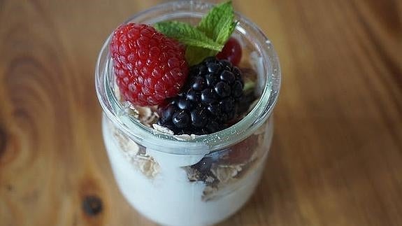 Yogur griego con muesli casero y frutos rojos, un desayuno energético. 