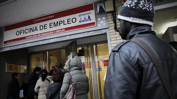 Imagen de gente esperando para entrar en una oficina de empleo. 
