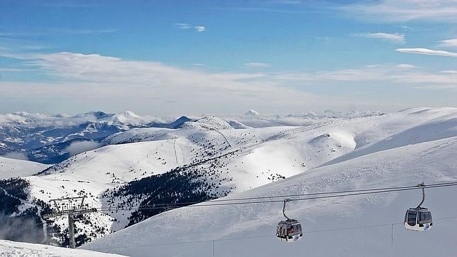 Vista del telecabina de la estación de La Molina