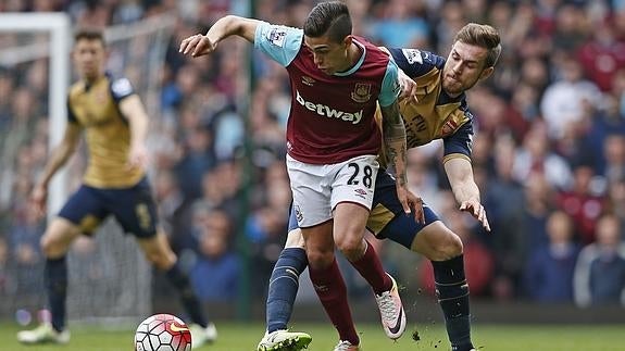 Manuel Lanzini (i), ante el Arsenal. 