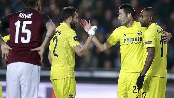 Los jugadores del Villarreal celebran un gol. 