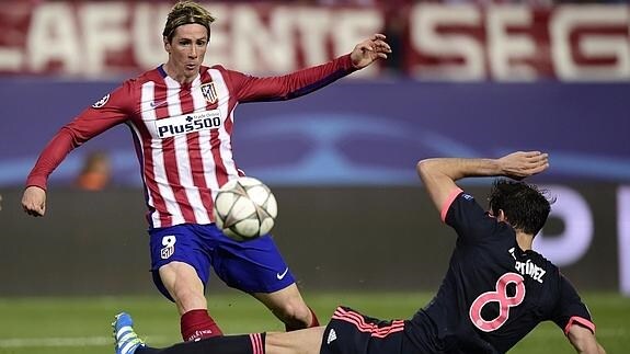 Fernando Torres remata en el partido ante el Bayern. 