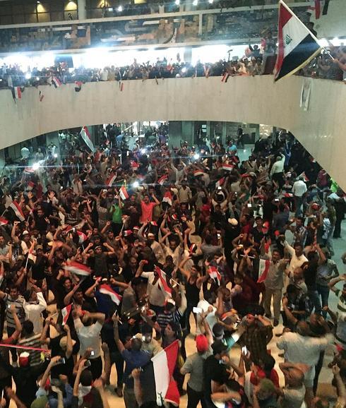 lLos manifestantes, en la sede del Parlamento iraquí en Bagdad. 