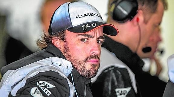 Fernando Alonso en el garaje de su equipo.