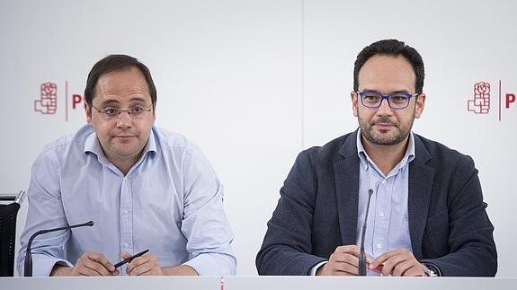 César Luena (i), coordinador del Comité Electoral del PSOE y Antonio Hernando, portavoz.