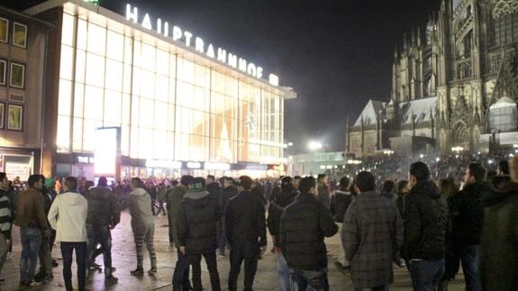 Personas congregadas frente a la estacion de tren de Colonia durante las celebraciones de Nochevieja. 