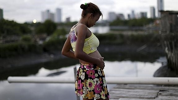 Eritania Maria, una joven brasileña embarazada, posando frente a su casa, en un barrio azotado por el zika. 