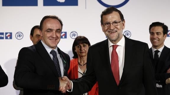 Mariano Rajoy y el presidente de UPN, Javier Esparza , tras la firma del acuerdo de coalición. 