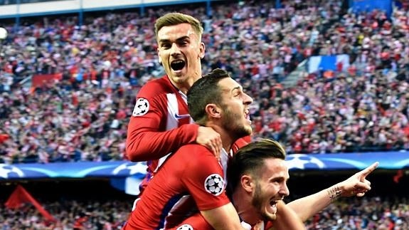 Saúl Ñíguez, agasajado por Koke y Griezmann tras su golazo al Bayern. 