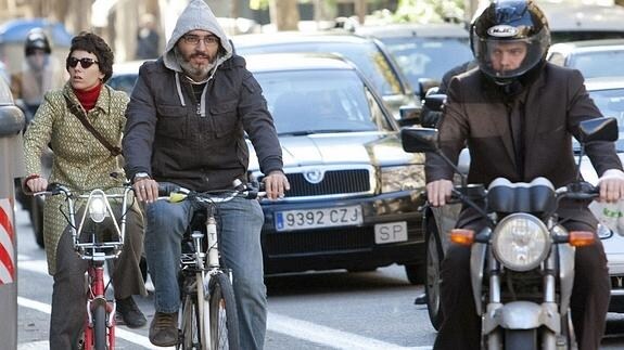 Dos personas circulan en bicicleta.