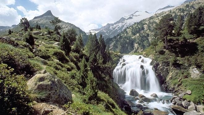 En el valle oscense de Benasque, al pie de los más altos Pirineos, las aguas recién fundidas del glaciar del Aneto saltan en rugidora cascada y se los traga la tierra. Cosas de magia