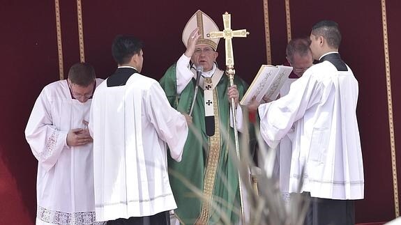 El papa Francisco durante la misa en la Basílica de San Pedro.