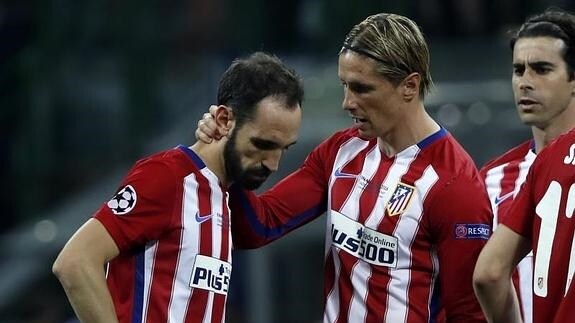 Juanfran, consolado por Fernando Torres tras fallar el penalti en Milán. 