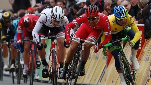 Bouhanni (c), durante un esprint. 