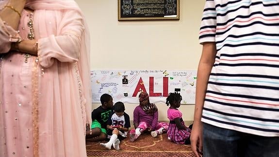 Varias personas atienden durante el servicio fúnebre en el centro islámico de Louisville.