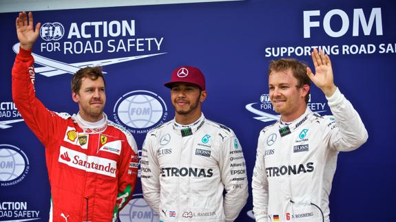 Los tres pilotos que forman el podium, salundando a los fans. 