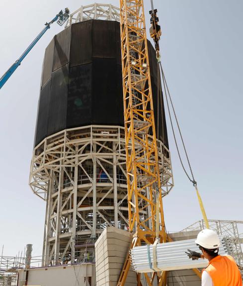 La torre solar que se está construyendo en el desierto de Néguev.