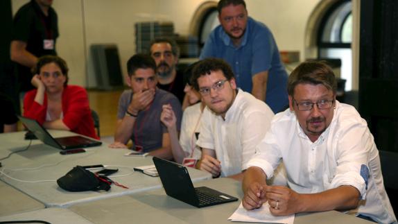 El candidato de En Comú Podem, Xavier Doménech, y los dirigentes de la formación. 